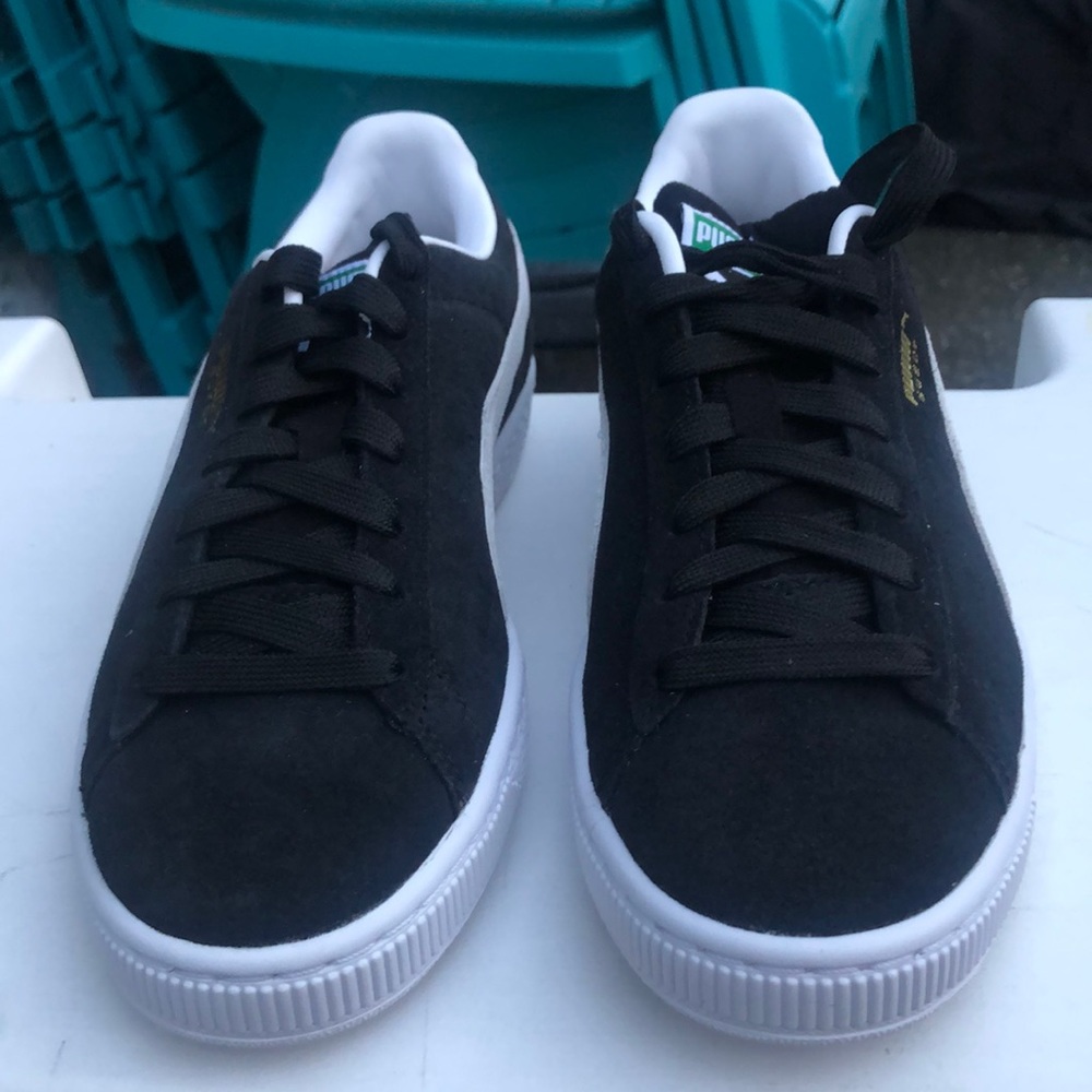 Suede Classic XXL Jr Black/White Size 6.5Y sneakers